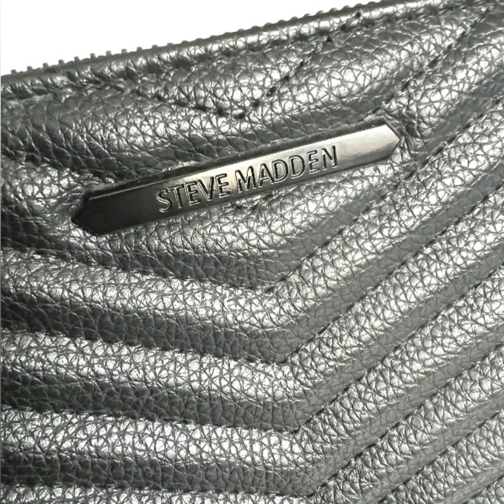 𝐒𝐓𝐄𝐕𝐄 𝐌𝐀𝐃𝐃𝐄𝐍 | BLACK QUILTED CHEVRON CROSSBODY PURSE - Picture 7 of 16